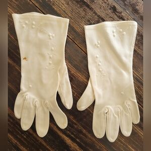 true Vintage 1940s Embroidered Gloves